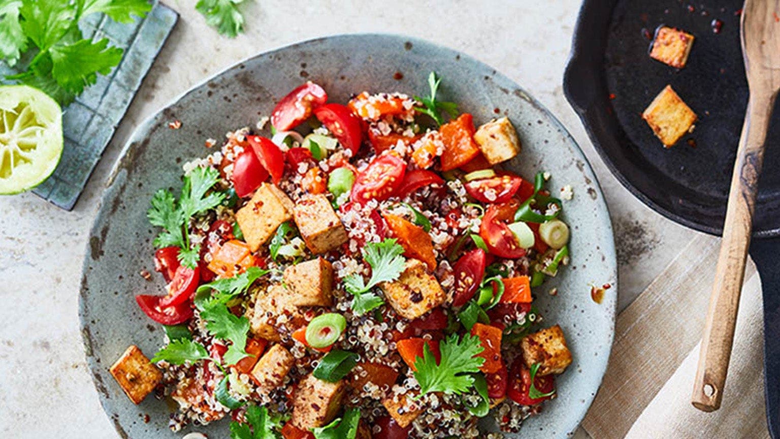 Ein Teller Quinoa-Salat mit marinierten Tofu-Würfeln