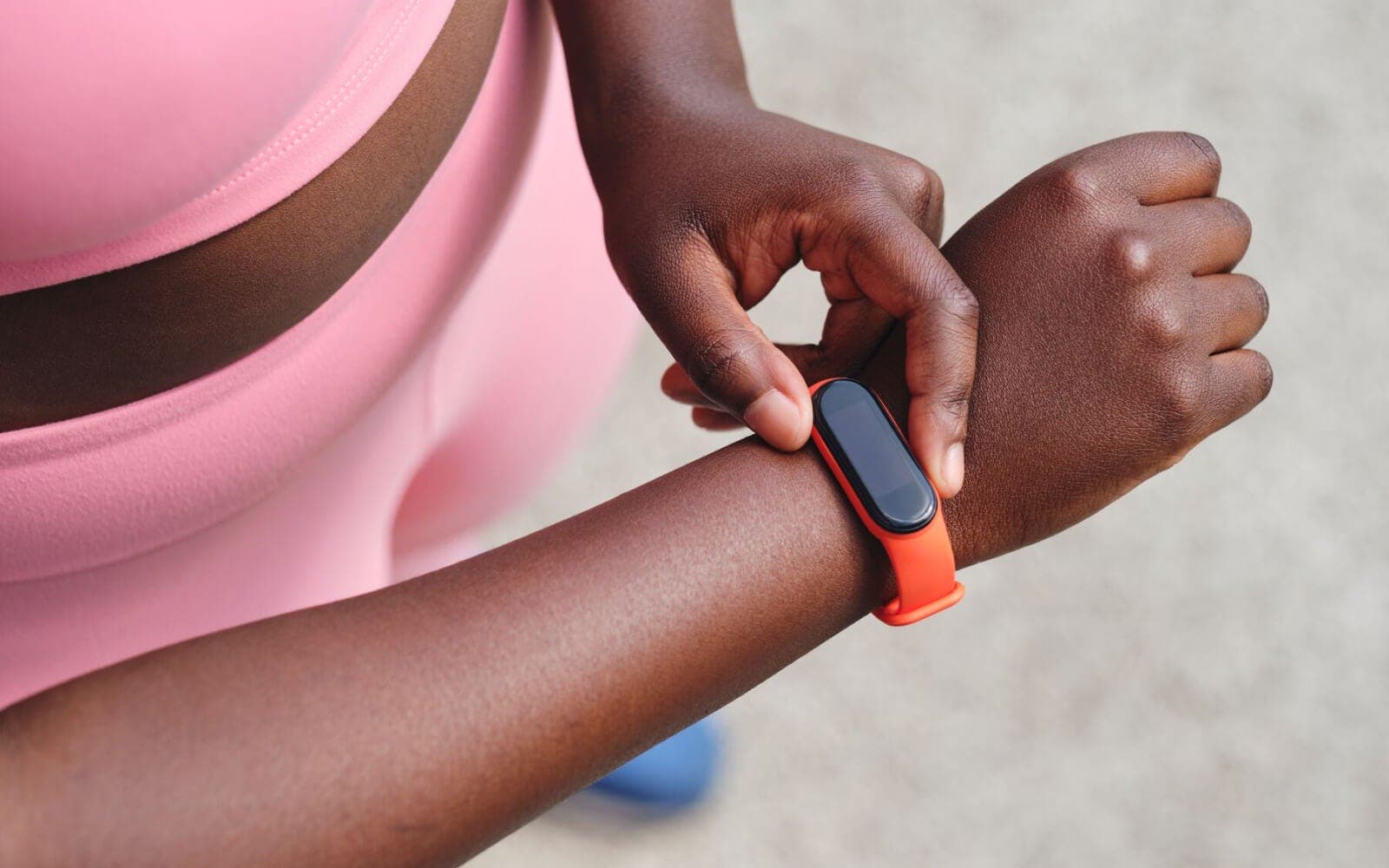 Bras de femme avec traqueur fitness