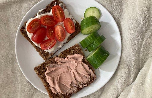 Vegane Frühstücksbrote mit "Quark" und "Teewurst"