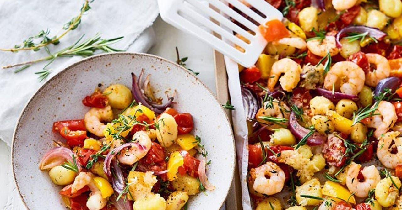 Gnocchi aux crevettes sur une assiette
