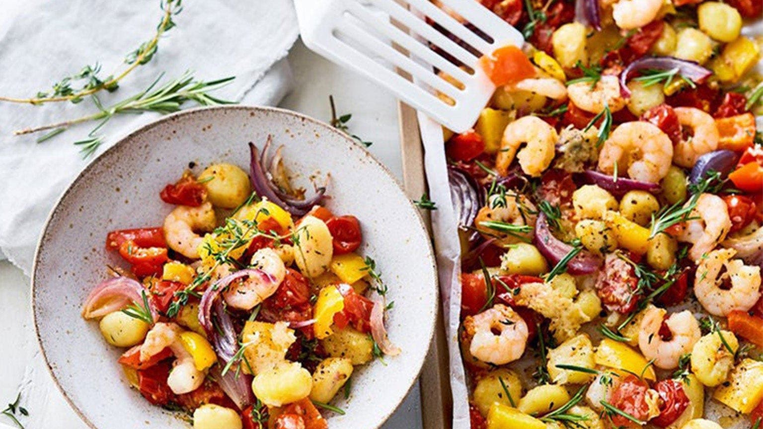 Gnocchi aux crevettes sur une assiette