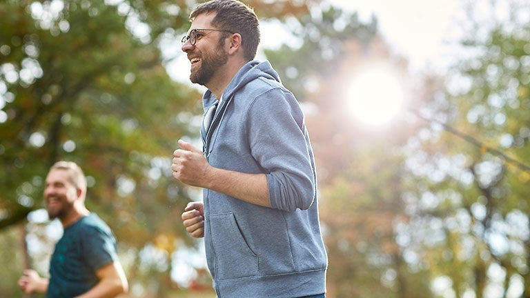 2 junge Männer joggen im Park