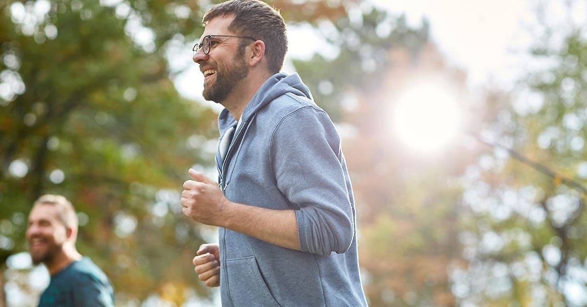 2 junge Männer joggen im Park