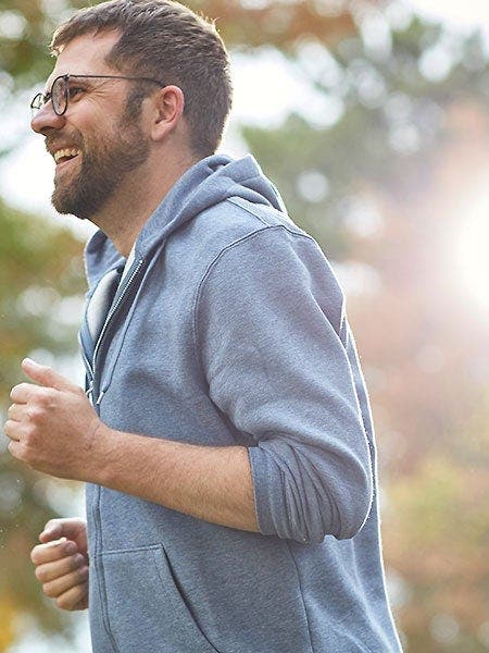 2 junge Männer joggen im Park