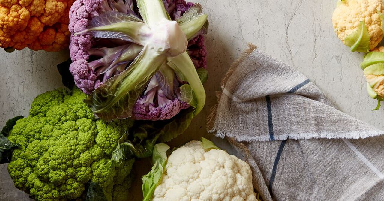 Blumenkohl in verschiedenen Farben auf Küchenarbeitsplatte