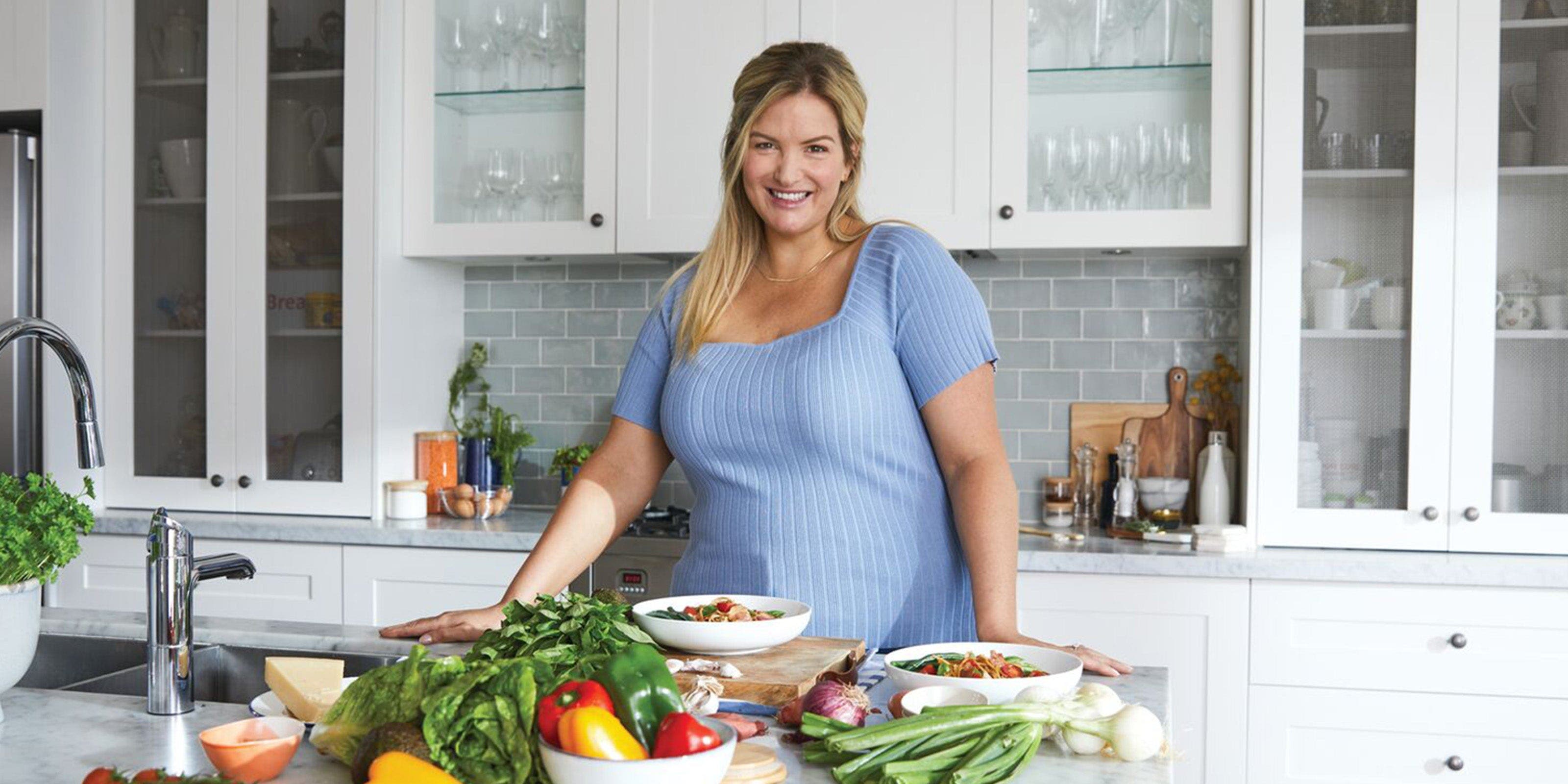 Junge Frau beim Kochen in der Küche