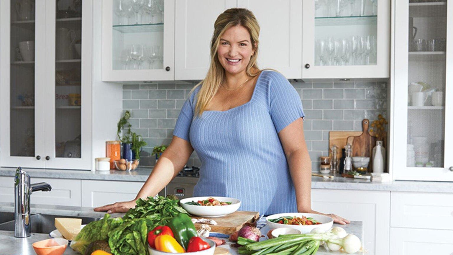 Junge Frau beim Kochen in der Küche