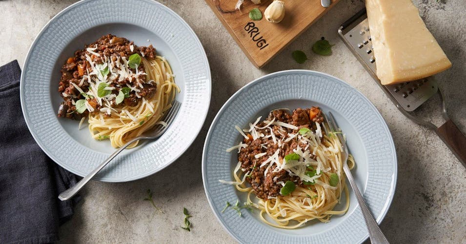 Zwei Teller mit Spaghetti bolognese