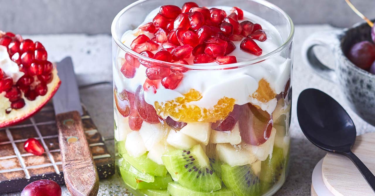 Ein Glas gefüllt mit Joghurt und frischen Früchten