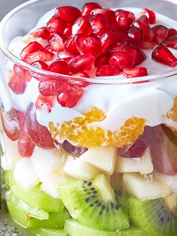 Ein Glas gefüllt mit Joghurt und frischen Früchten