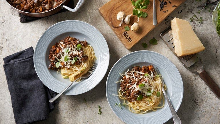 Zwei Teller mit Spaghetti bolognese