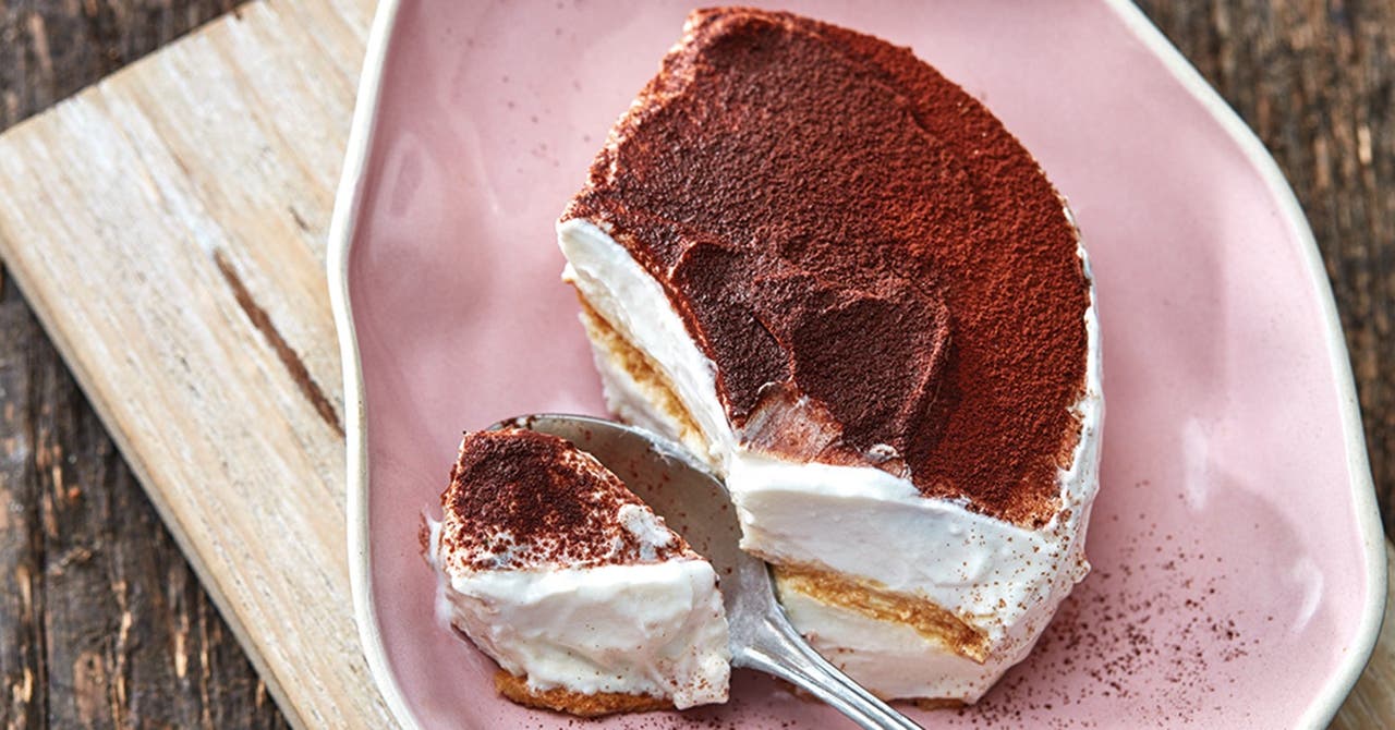 Cremiges Tiramisu auf pinkem Teller