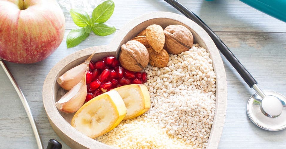 Nüsse und Obst in herzförmiger Schalge