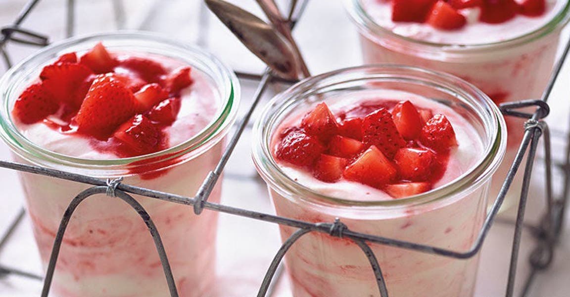 Erdbeermousse mit frischen Erdbeeren in Gläsern.