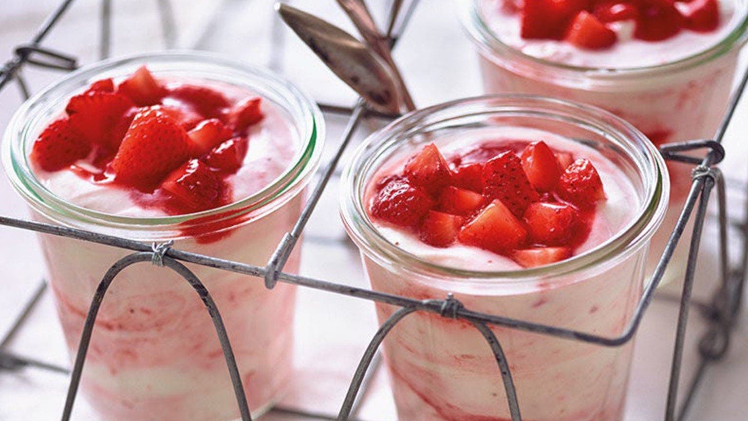 Erdbeermousse mit frischen Erdbeeren in Gläsern.