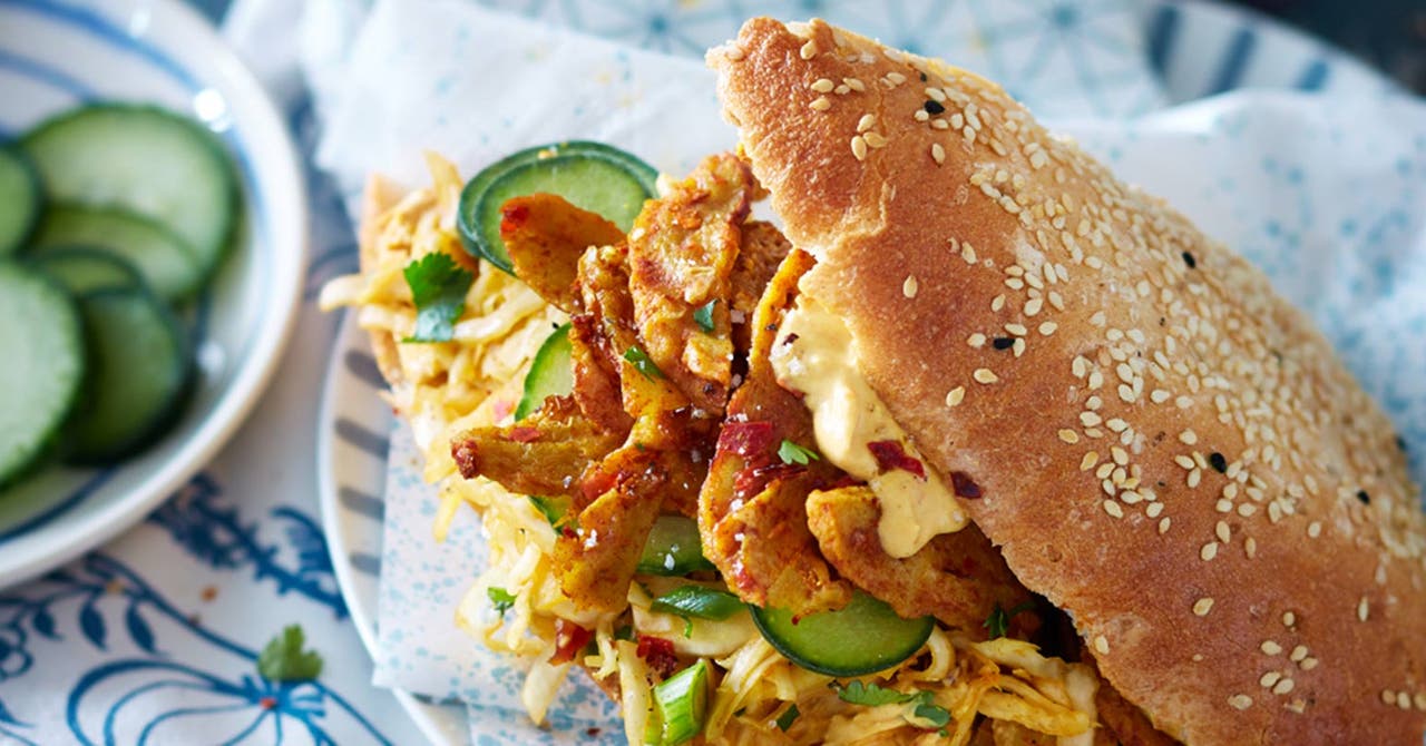 Auf einem Teller befindet sich ein lecker zubereiteter veganer Döner mit Seitan.
