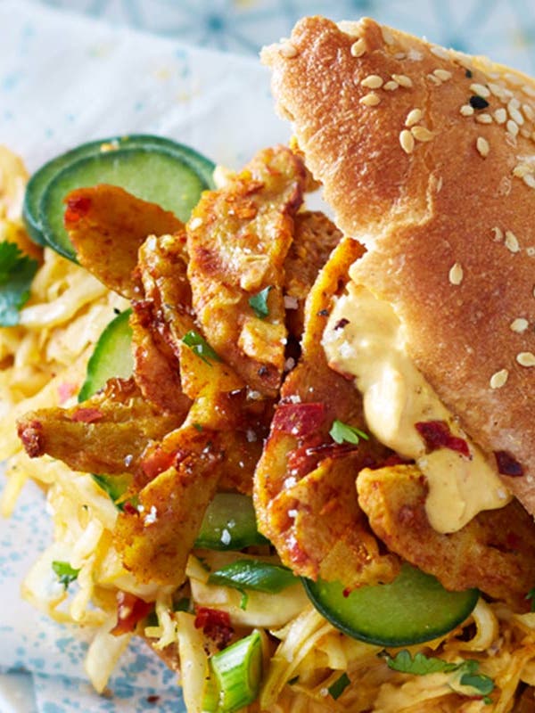Auf einem Teller befindet sich ein lecker zubereiteter veganer Döner mit Seitan.