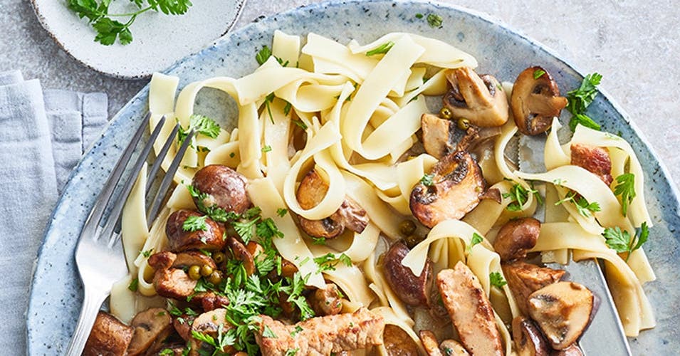 Nudeln mit Geschnetzeltem und Champignons.
