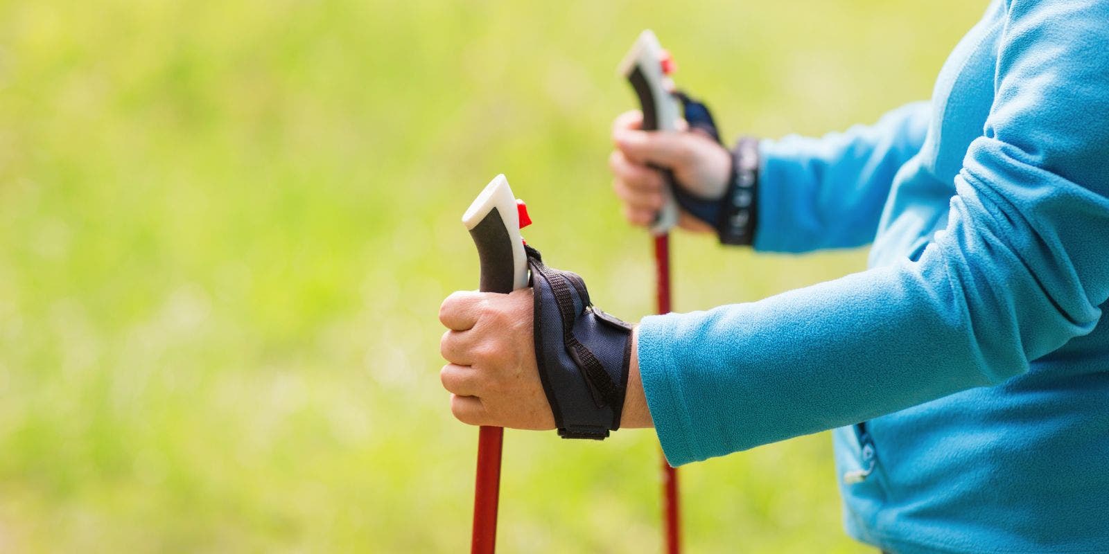 Nahaufnahme einer Frau mit Nordic-Walking-Stöcken