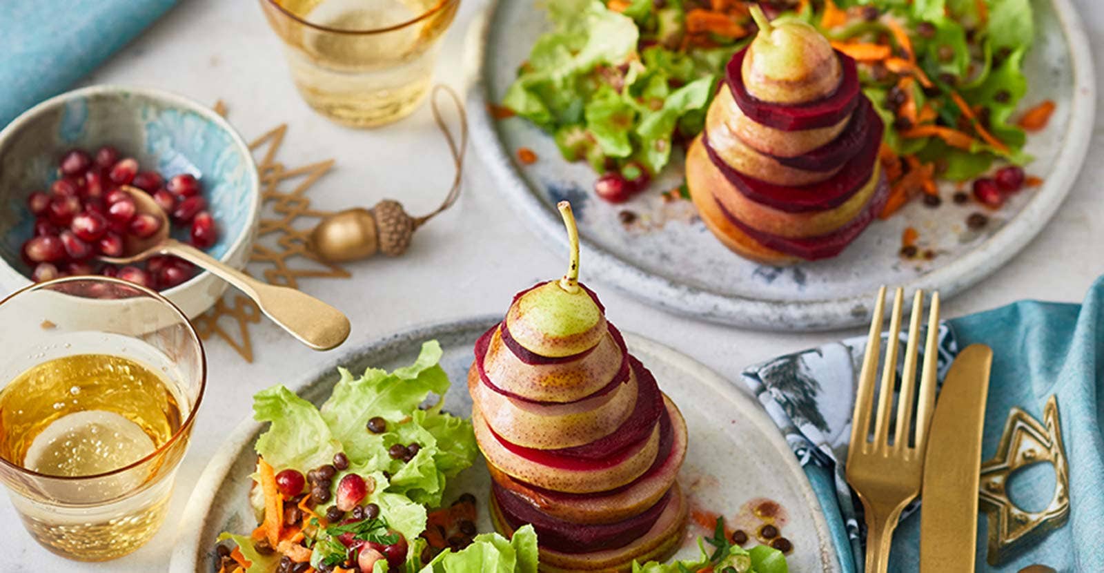 Rote-Bete-Birnen-Türmchen sind auf einer festliche gedeckten Tafel schön angerichtet.