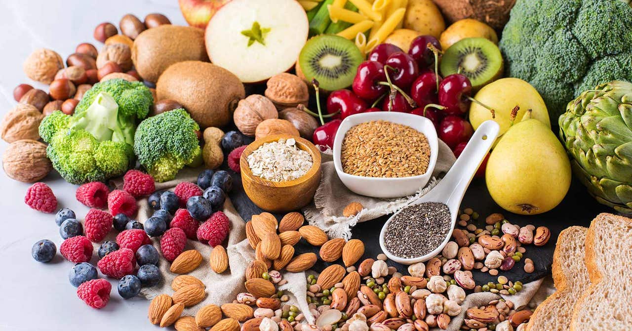 Verschiedene Obst und Gemüse, wie Kiwi, Kirschen oder Brokkoli