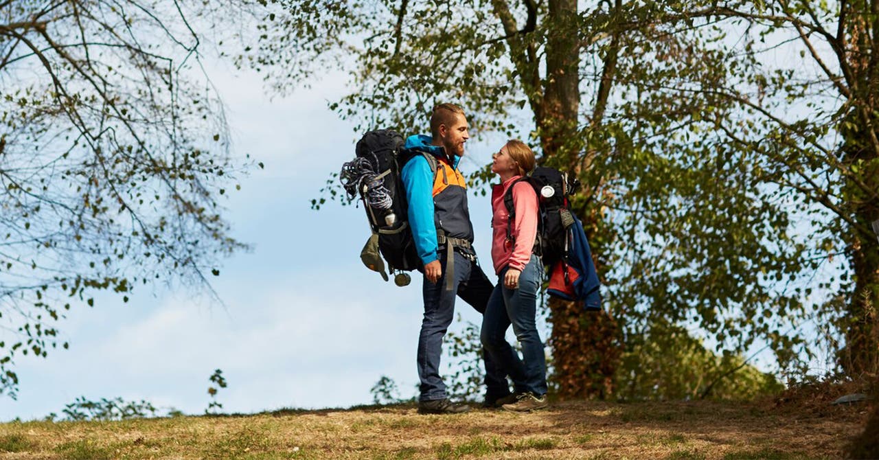Ein Paar in Wanderkleidung und -ausrüstung