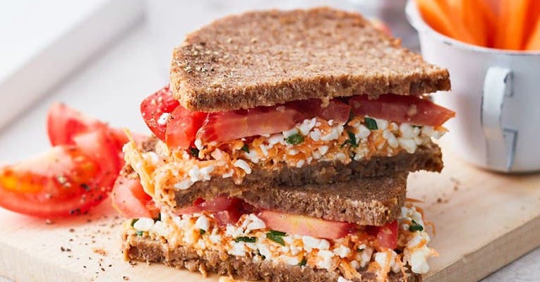 Vollkorn-Sandwiches mit Tomate und Frischkäse