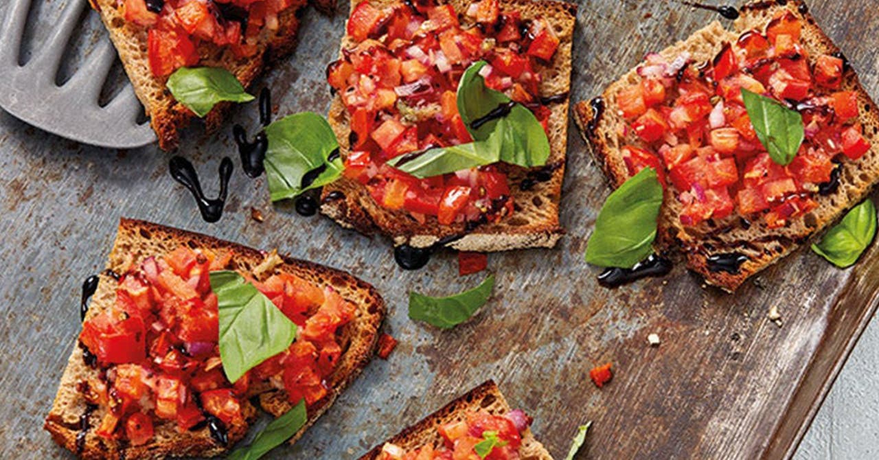 Ein Blech mit Tomaten-Bruschetta