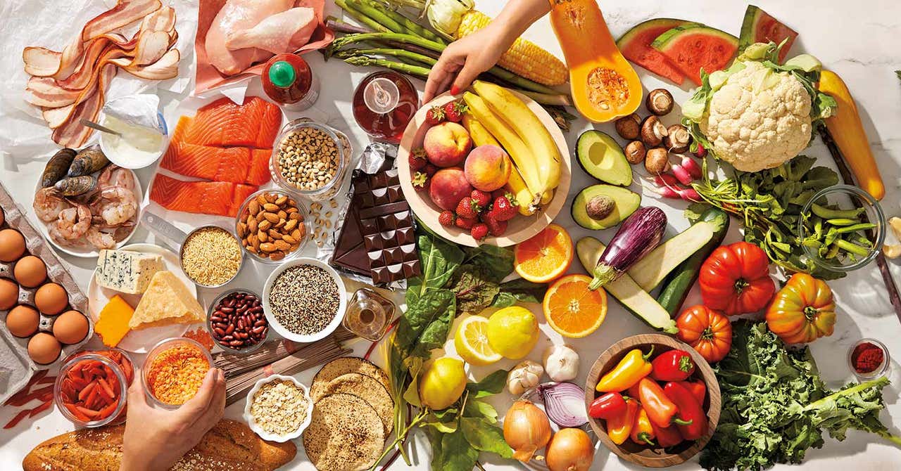 Ein Tisch ist gedeckt mit vielen ZeroPoint Lebensmitteln wie frischem Obst, Gemüse, Fisch, Eiern etc.