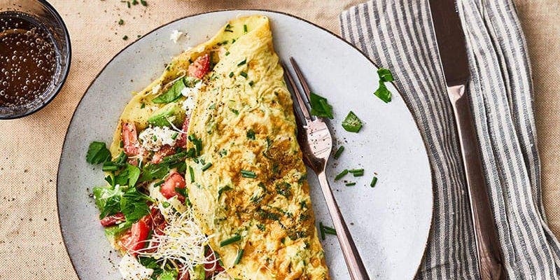 Gefülltes Omelette mit Tomate, Avocado und Kräutern