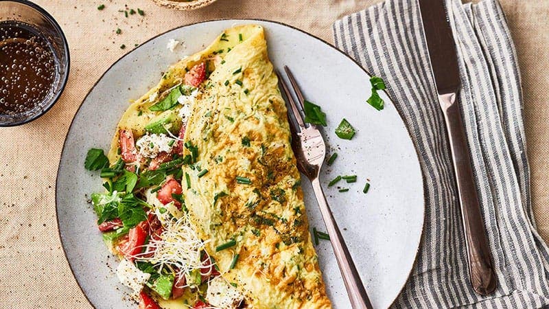 Gefülltes Omelette mit Tomate, Avocado und Kräutern