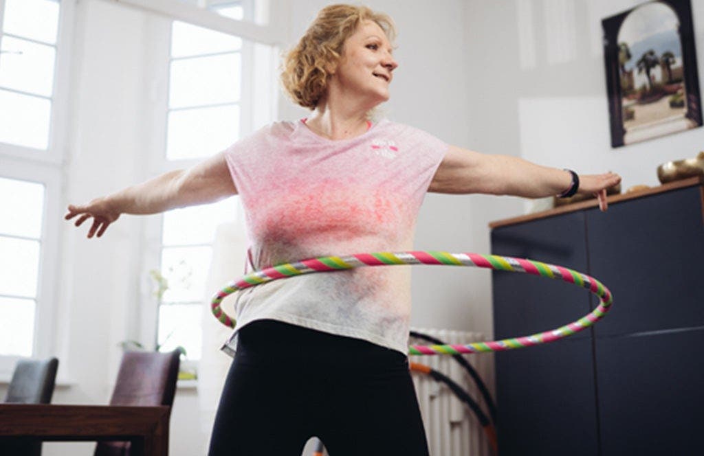 WW Mitglied Katja trainiert Hula-Hoop.