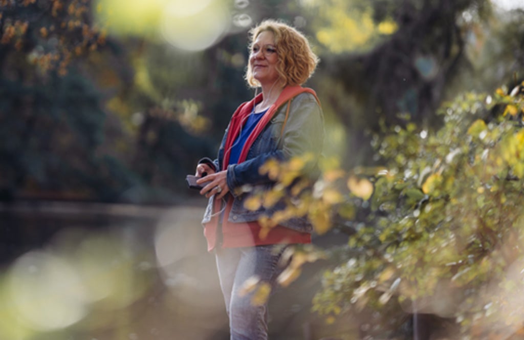 WW Mitglied spaziert mit Kopfhörern im Ohr. WW Mitglied spaziert mit Kopfhörern im Ohr.