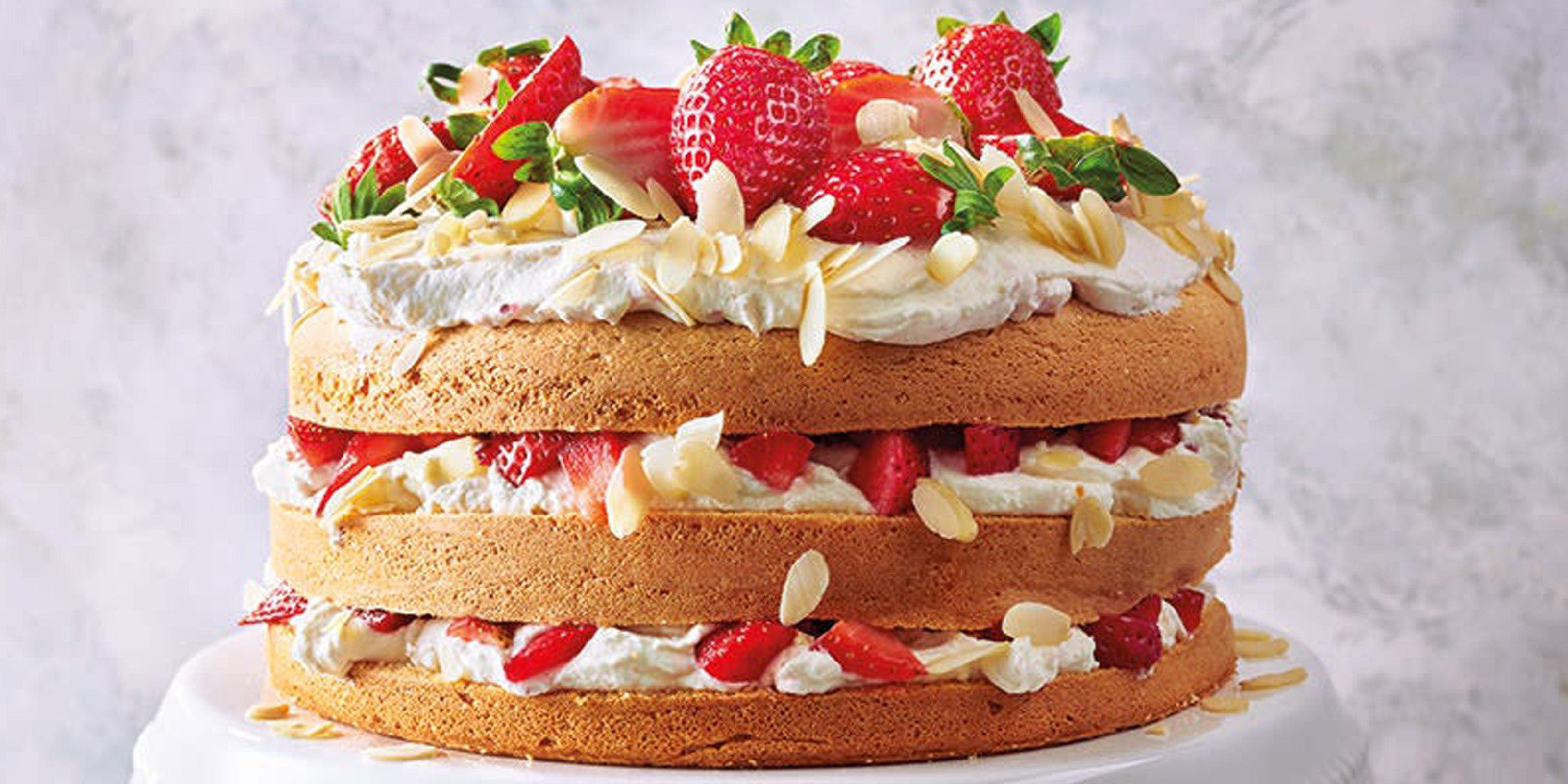 Naked cake mit Happy Birthday Schriftzug