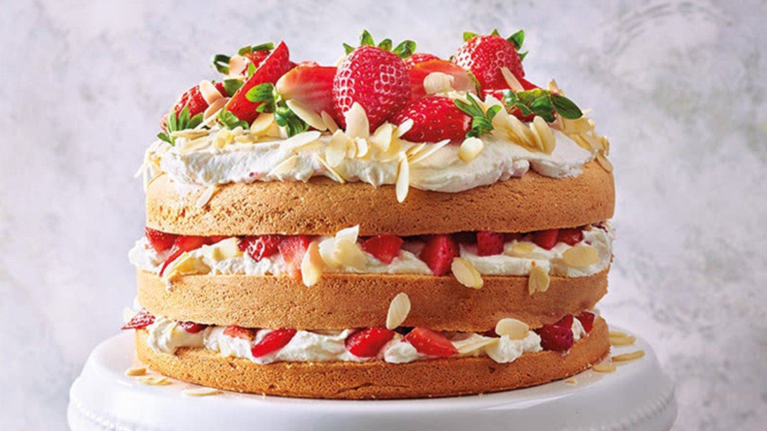 Naked cake mit Happy Birthday Schriftzug