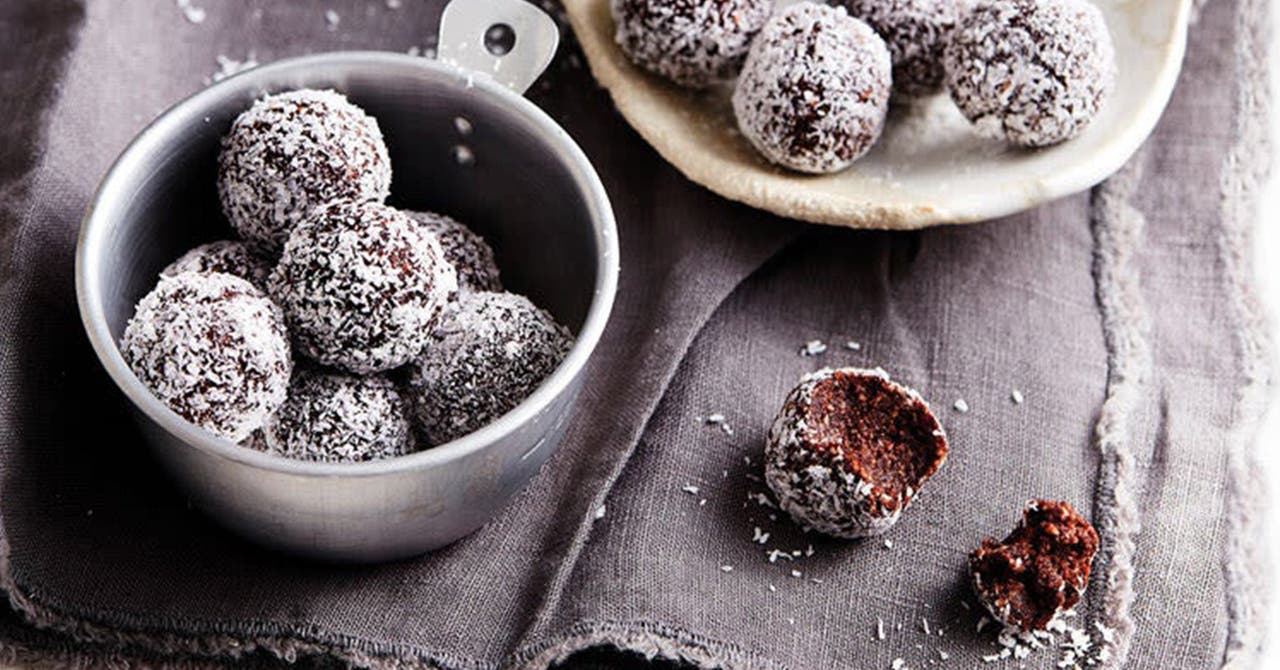 Energyballs mit Kokosraspeln, in zwei Schalen angerichtet.