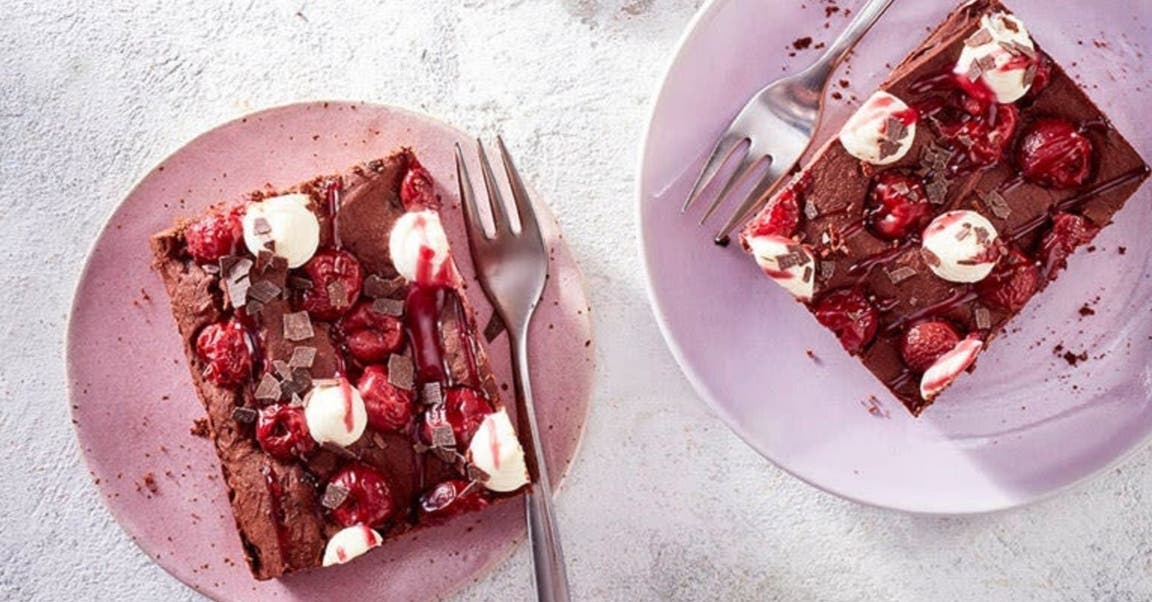 Nutze die Kirsch-Saison, um leckeren Schoko-Kirschkuchen oder einen einfachen Kirschkuchen mit Streuseln zu backen. | Schwarzwälder Kirschblech