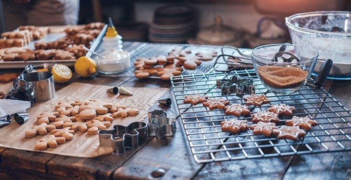 Verschiedene Plätzchen plus Ausstecher auf einer Küchenarbeitsplatte