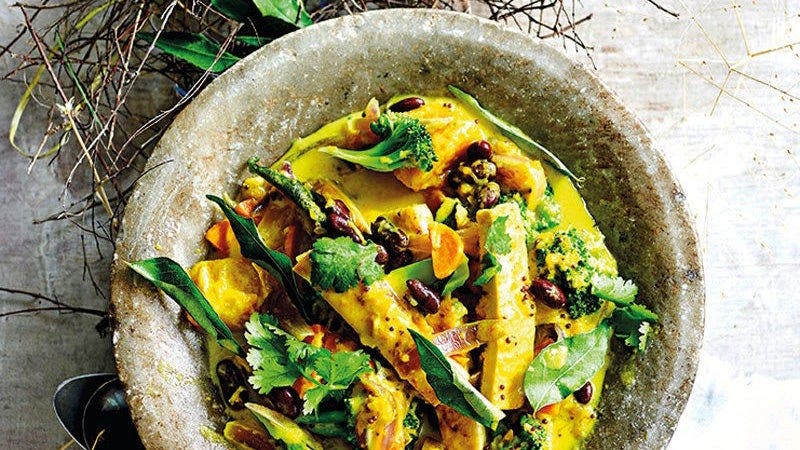 Gemüsecurry mit Tofu in Schale