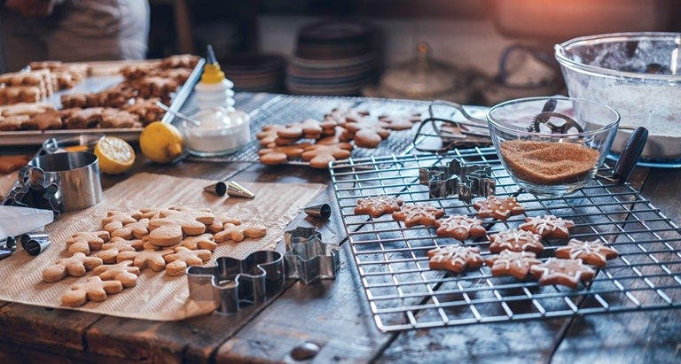 Verschiedene Plätzchen plus Ausstecher auf einer Küchenarbeitsplatte