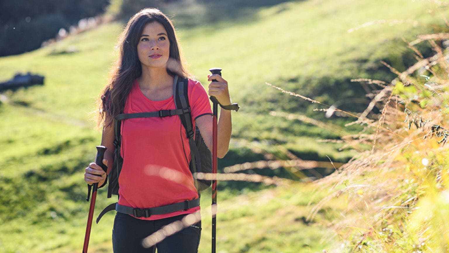 Junge Frau in Sportkleidung beim Nordic Walking.