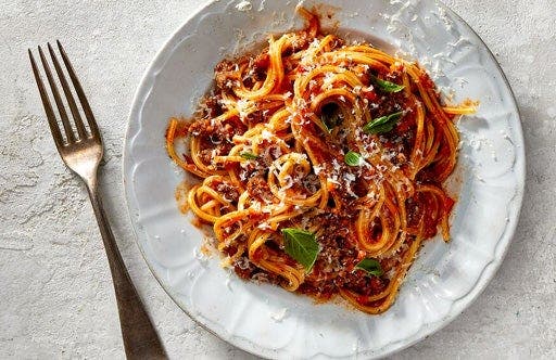 Ein Teller mit Spaghetti Bolognese