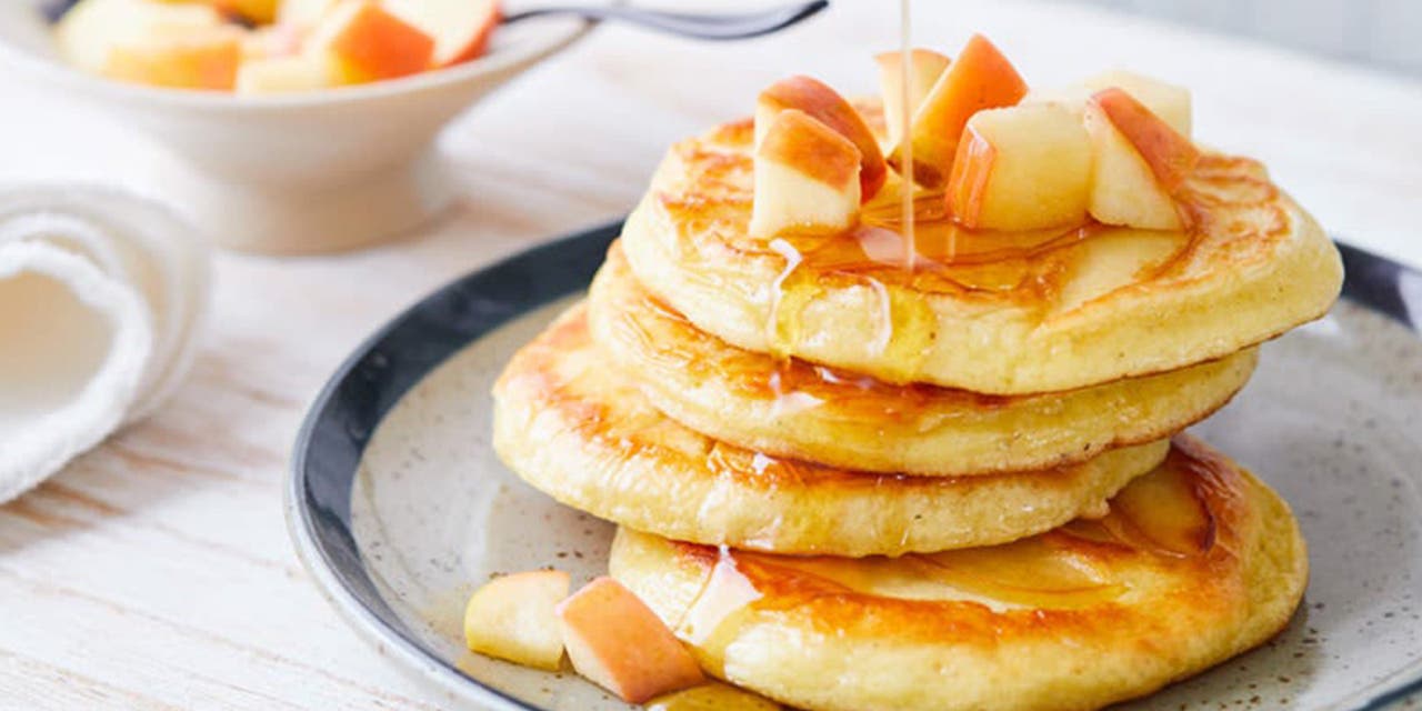 Ein Stapel Apfel-Pancakes auf einem Teller