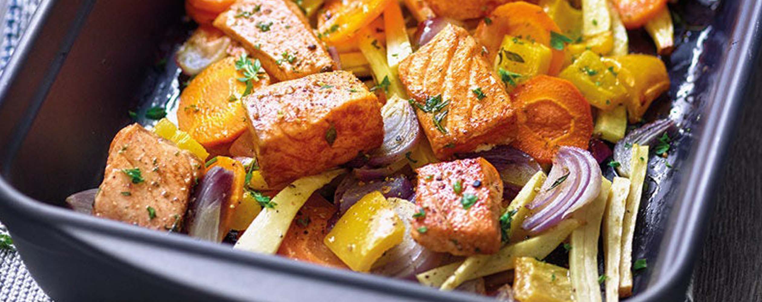 Ofengemüse mit Lachs in Auflaufform