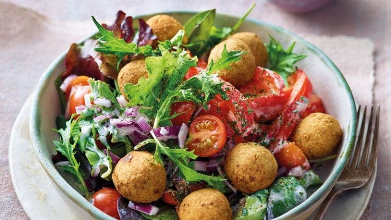 Falafelsalat mit Joghurt-Minz-Dressing