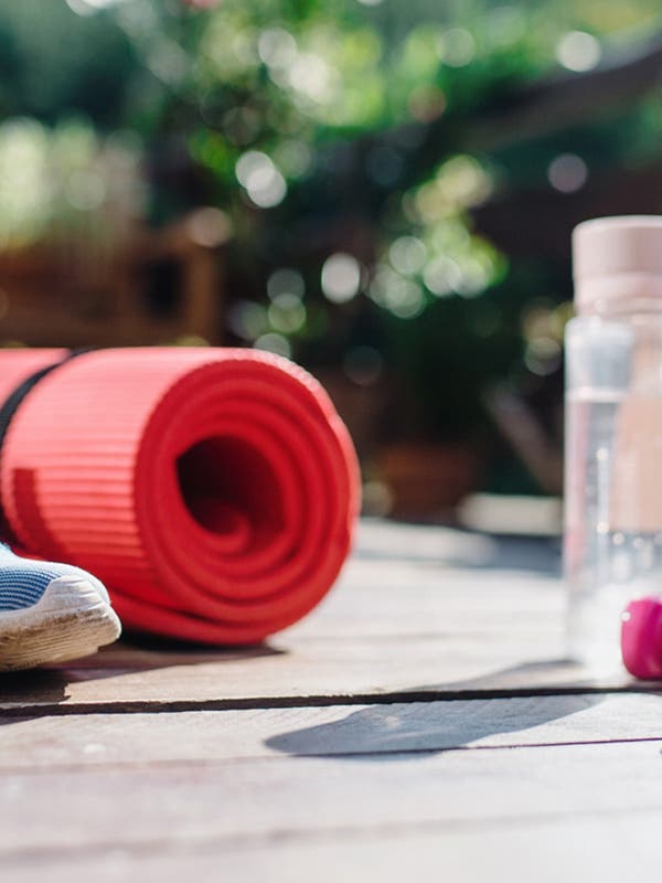 Sportschuhe, Sportmatte, Hanteln und Trinkflasche