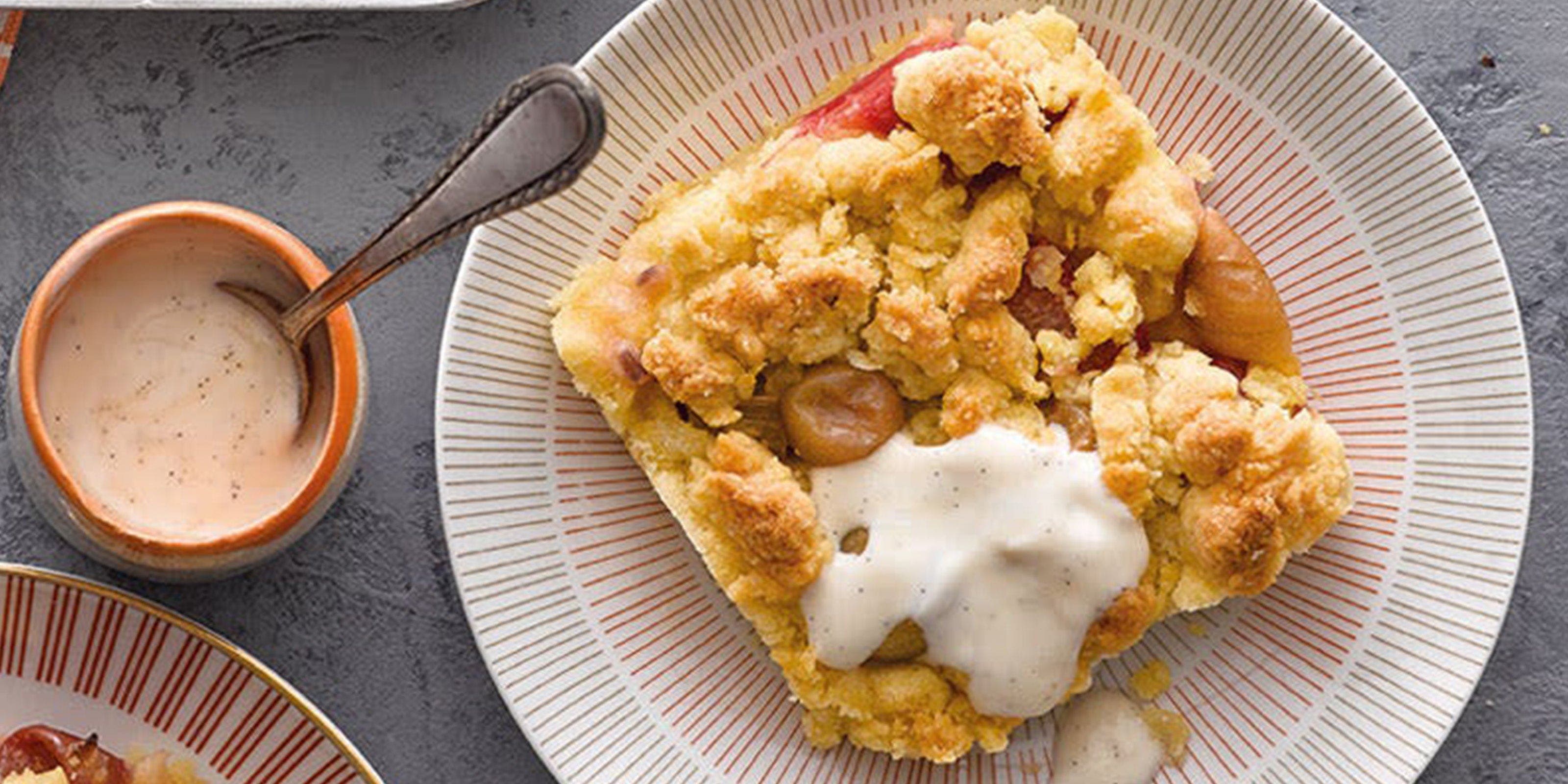 Ein Stück Stachelbeer-Streuselkuchen vom Blech