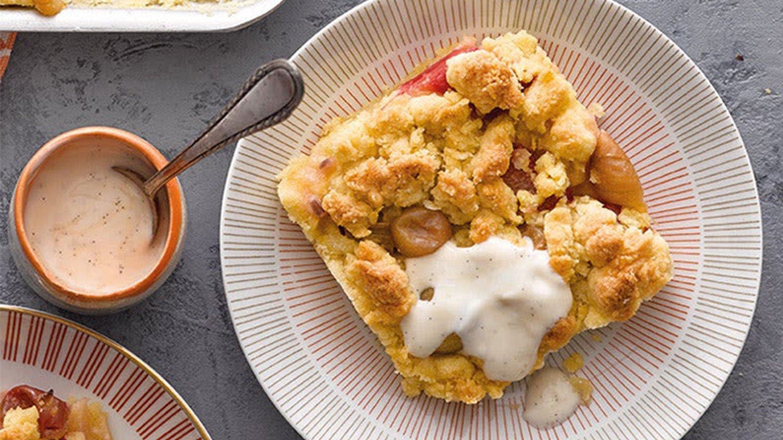 Ein Stück Stachelbeer-Streuselkuchen vom Blech