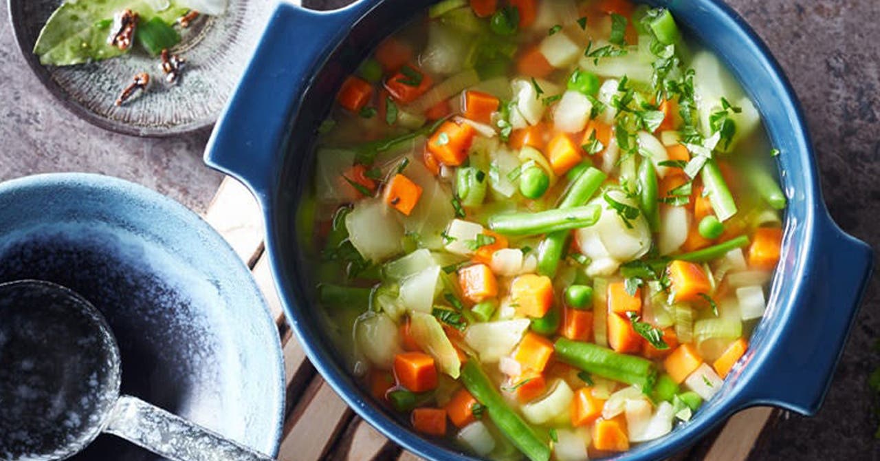 0-Punkte-Gemüsesuppe mit Möhren, Lauch und Kartoffel in blauem Topf