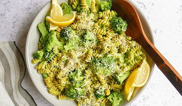 Teller mit Nudeln, Brokkoli und Parmesan